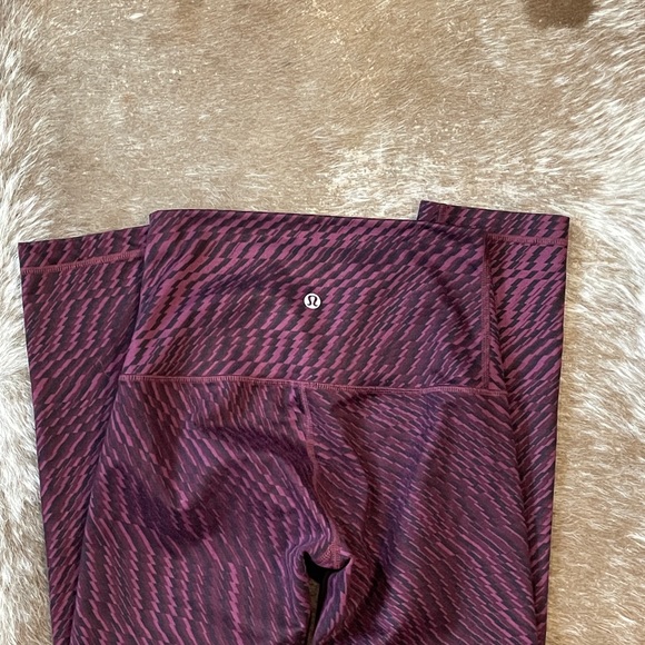 LULULEMON Wunder Under Crop III Leggings Zig Zag Shifted Burgundy Black Size 4 - Picture 6 of 6